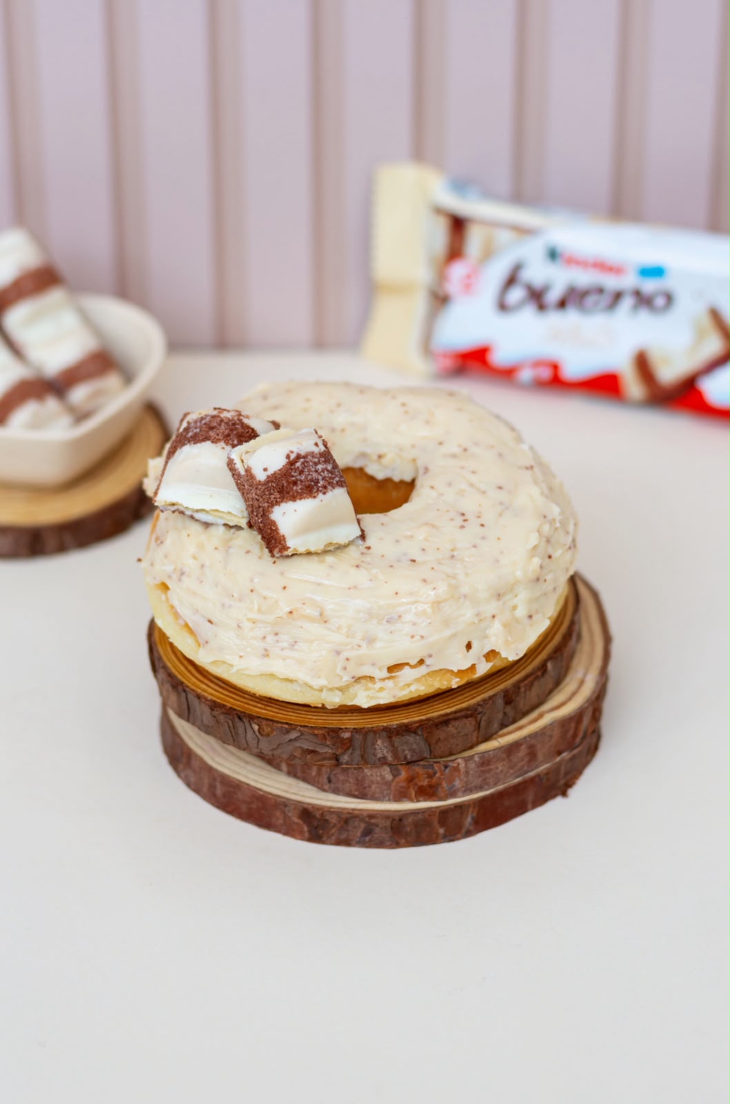 Donut Kinder Bueno com cobertura branca e pedaços de chocolate
